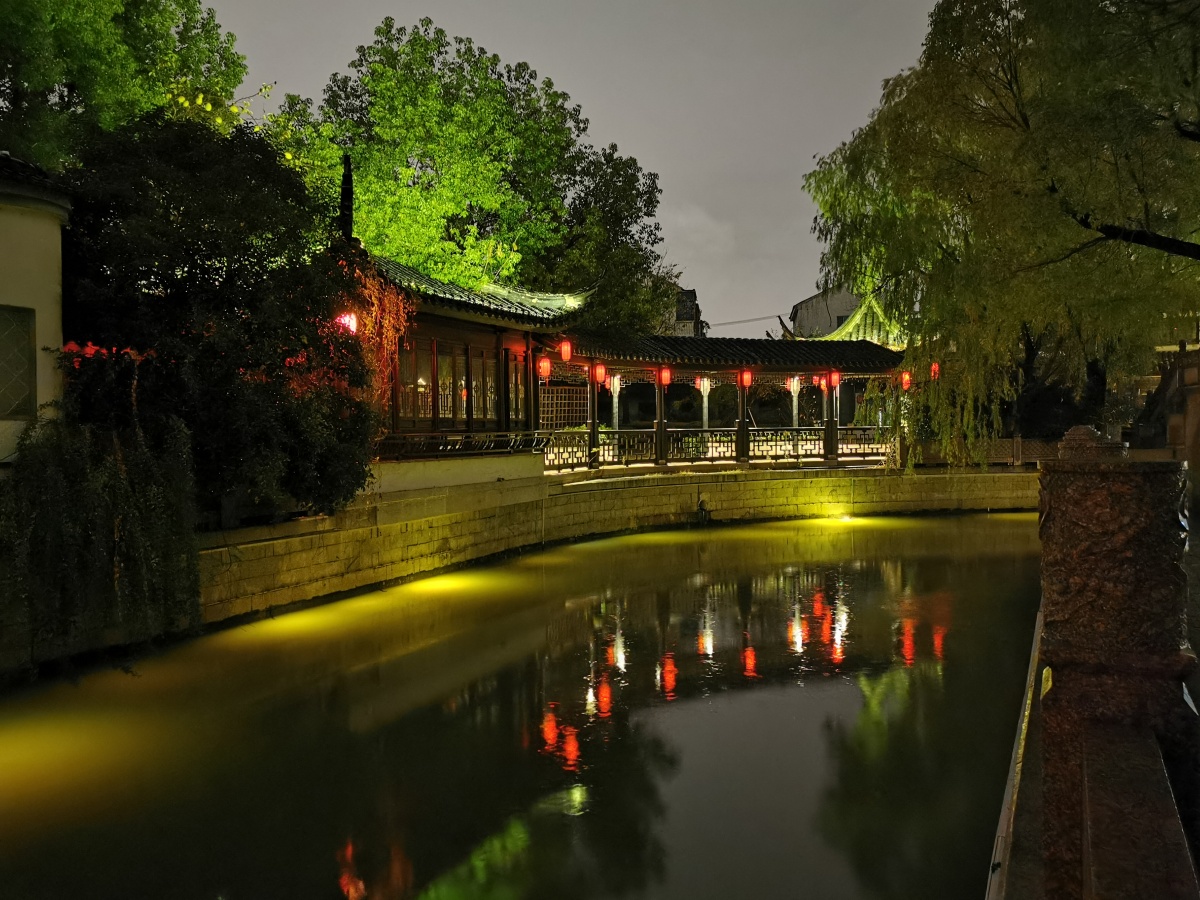 雨中漫步夜游苏州木渎古镇