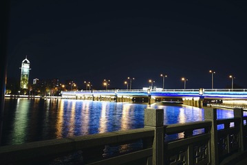 561907
