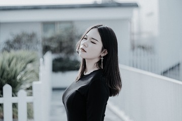 828744