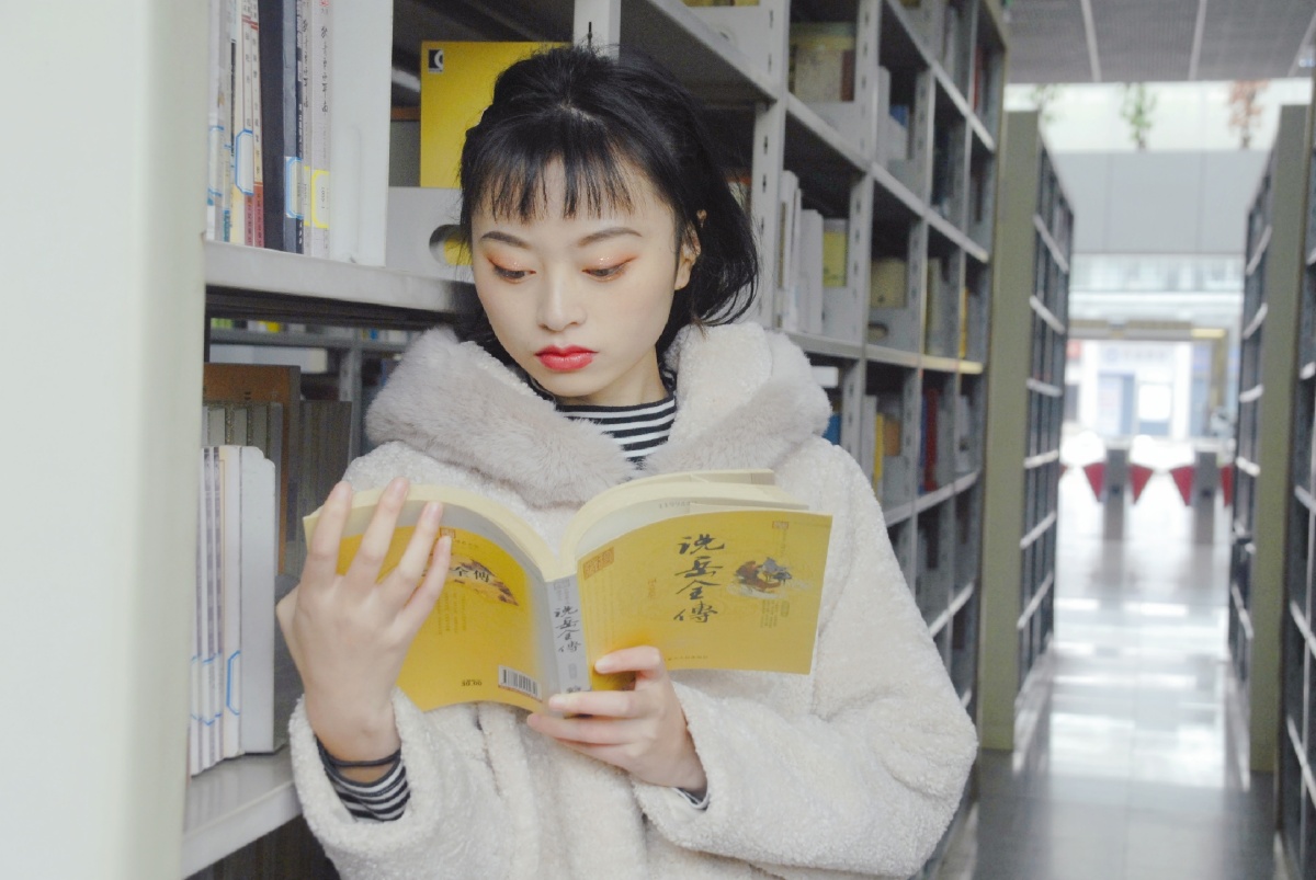 图书馆偶遇漂亮小姐姐