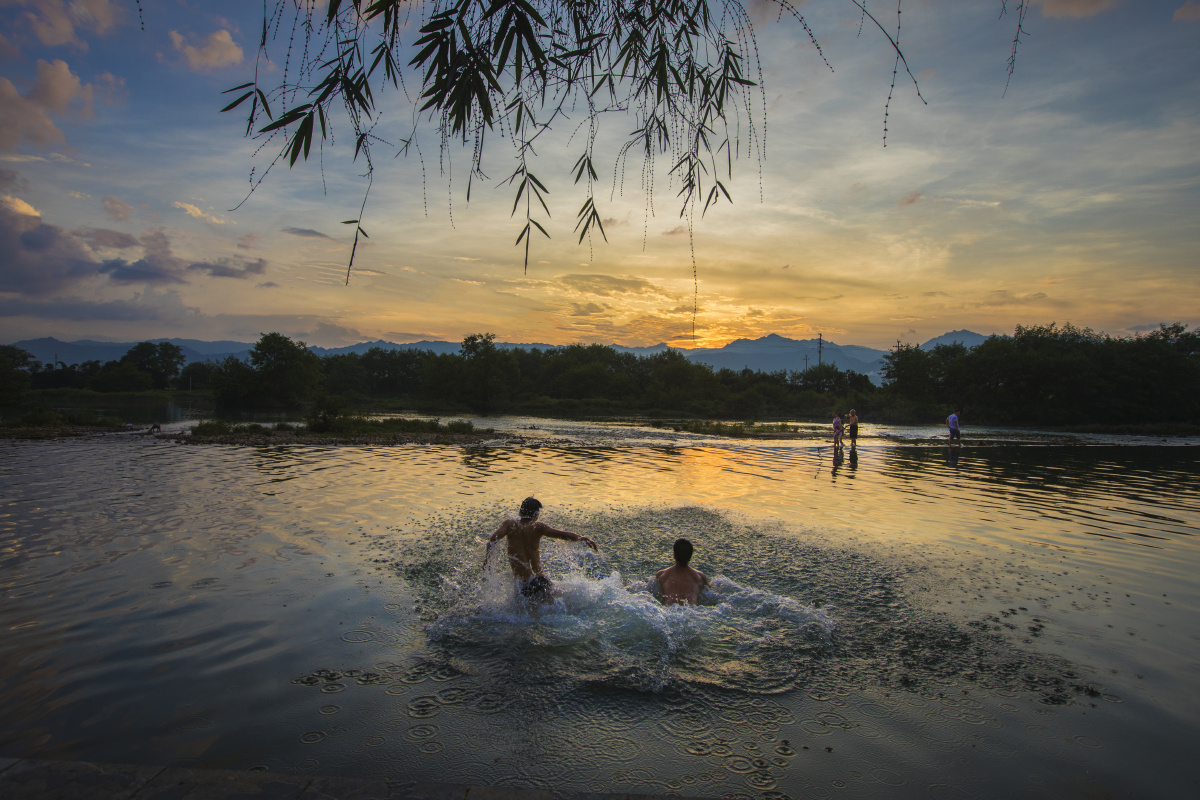 孩子们晚上在河里戏水,来消夏zdqpb501t关注