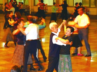 投资2500多万元，对文化宫、体育馆、影剧院、俱乐部、老干部活动中心等活动阵地进行修缮和改扩建，搭建职工文化娱乐平台。 