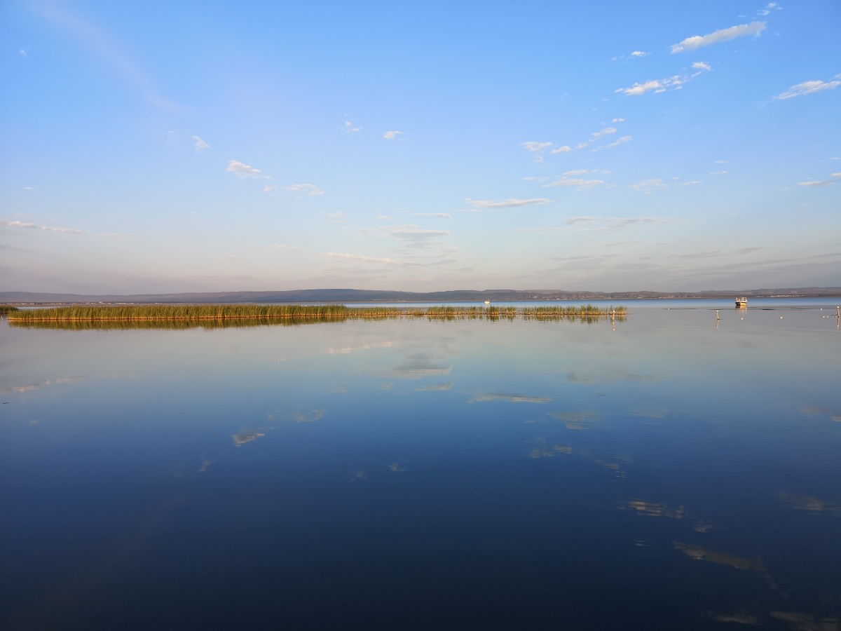 天空之镜,岱海湖面