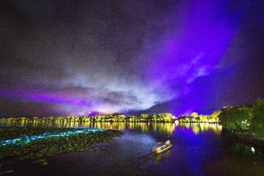 杭州西湖烟花后的天空色彩斑斓，太美了！