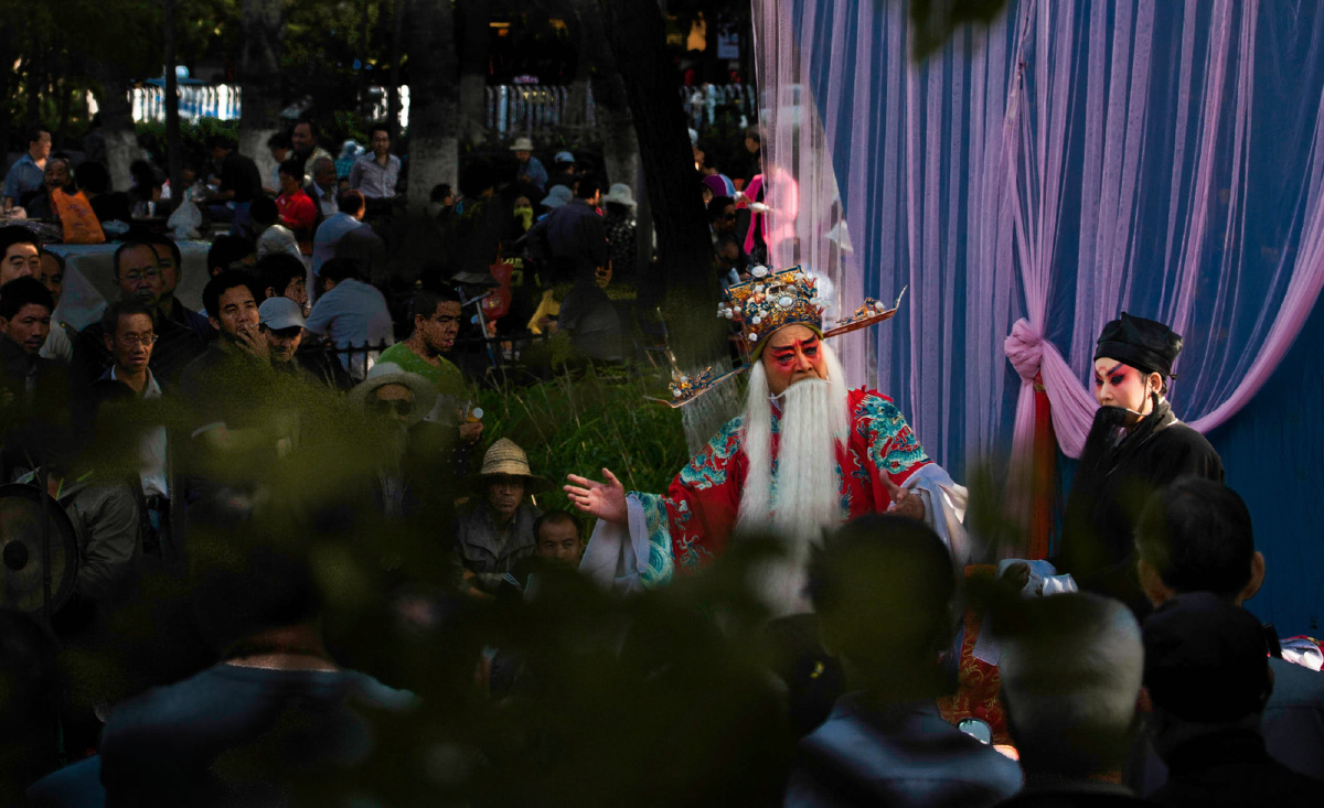 在兰州黄河岸边的街头,一群爱好戏曲的民间艺人,正在表演当地的特色