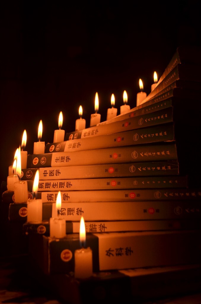拍这张照片的时候…刚赶山广州又一个医生惨遭毒手。这是我到现在为止所有课本的一部分，且行且珍惜……