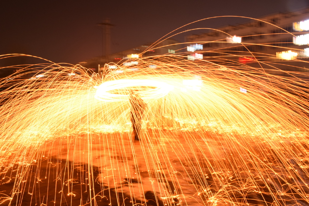 打铁花祝大家新的一年红红火火