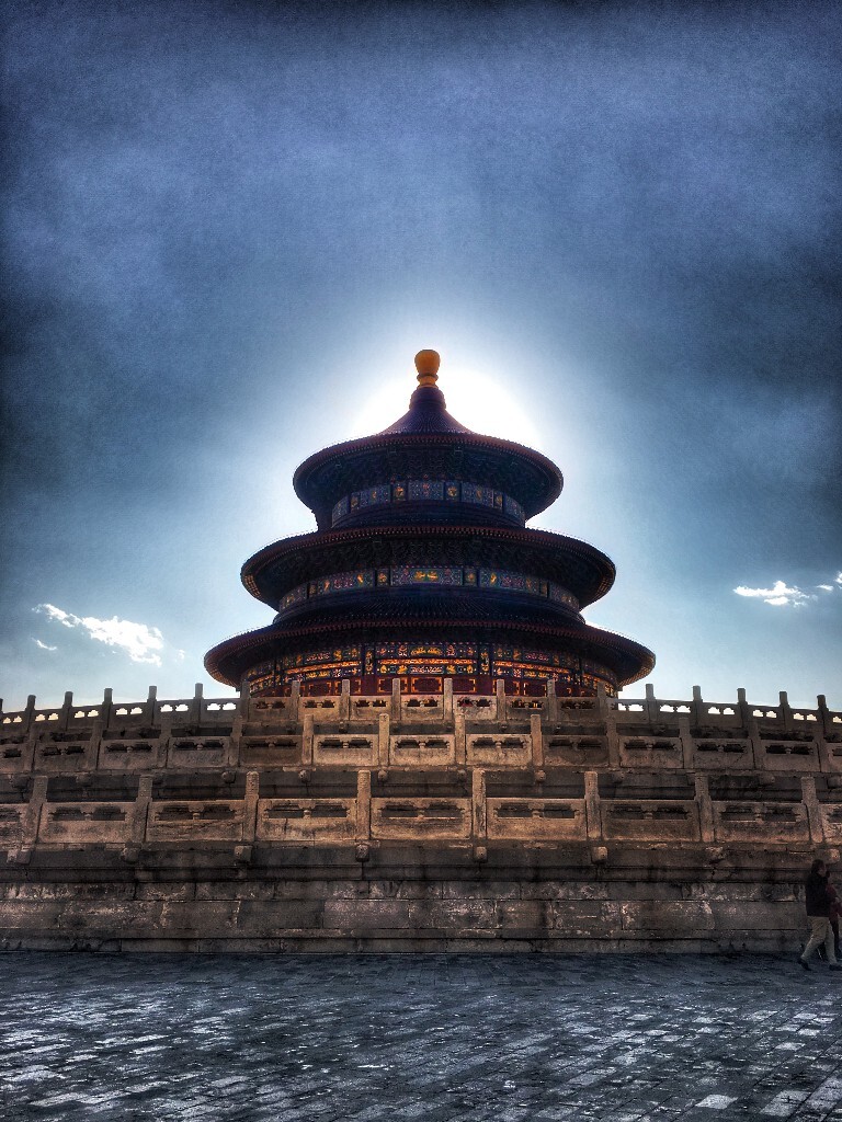 又来到天坛，这处600年的古老宫闱，依旧宏伟、精致。看着历经百年依然苍翠的松柏，斑驳的宫墙，被抚摸发亮的门环，这的一砖一瓦都不禁让人回想，悠长的岁月中，多少帝王曾在这里踏着岁月的青砖，轻抚灿烂的文明，祭春祈谷，孟冬祭天，期盼风调雨顺，祈祷苍生平安。