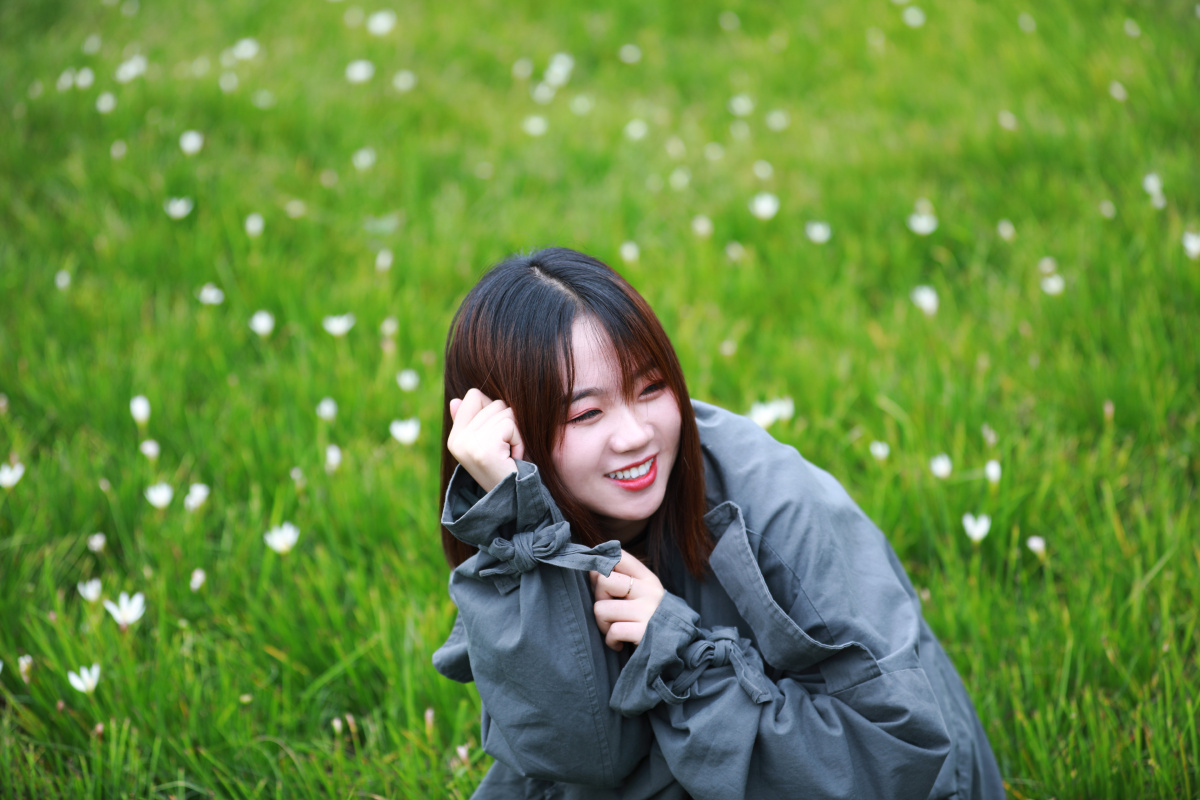 使这个世界灿烂的不是阳光而是女生的微笑