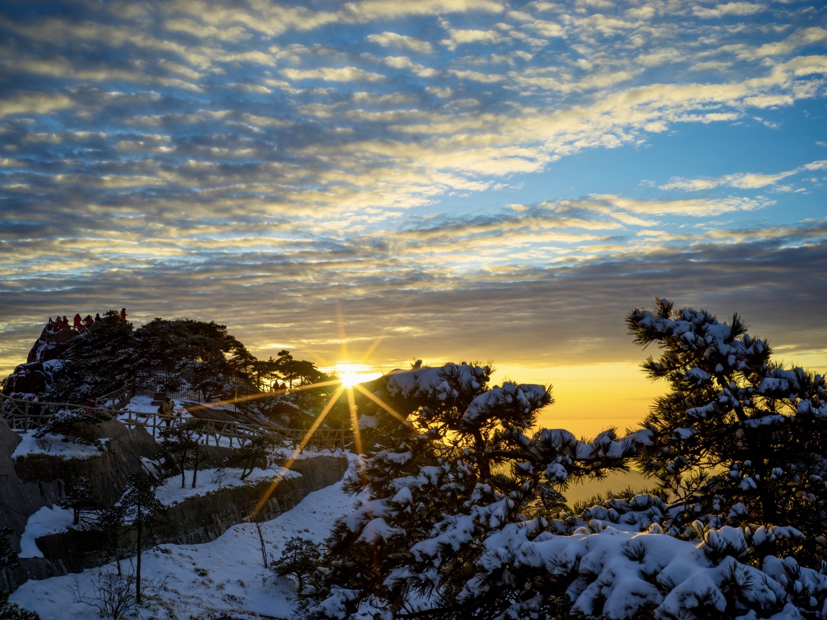 黄山光明顶看日出的游客们