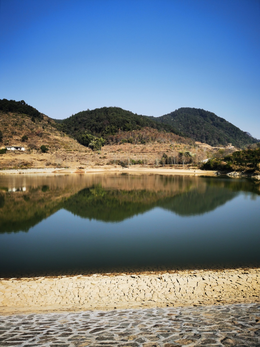 永春县石鼓镇山门水库正值枯水期晨光中展现着它秀丽的身姿