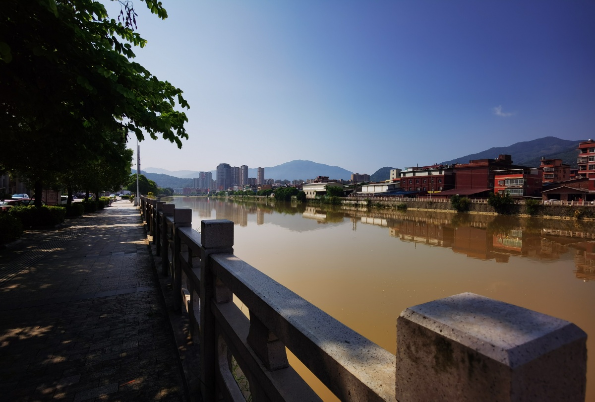 美在身边五里街溪滨水岸人工湖上段