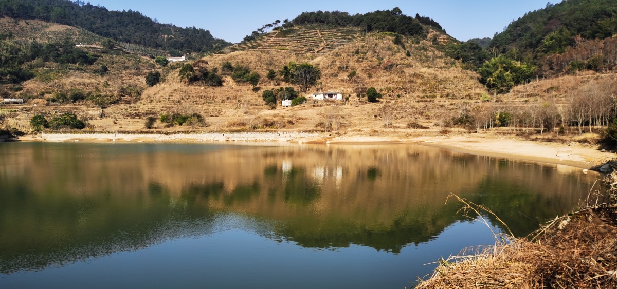 永春县石鼓镇山门水库正值枯水期晨光中展现着它秀丽的身姿