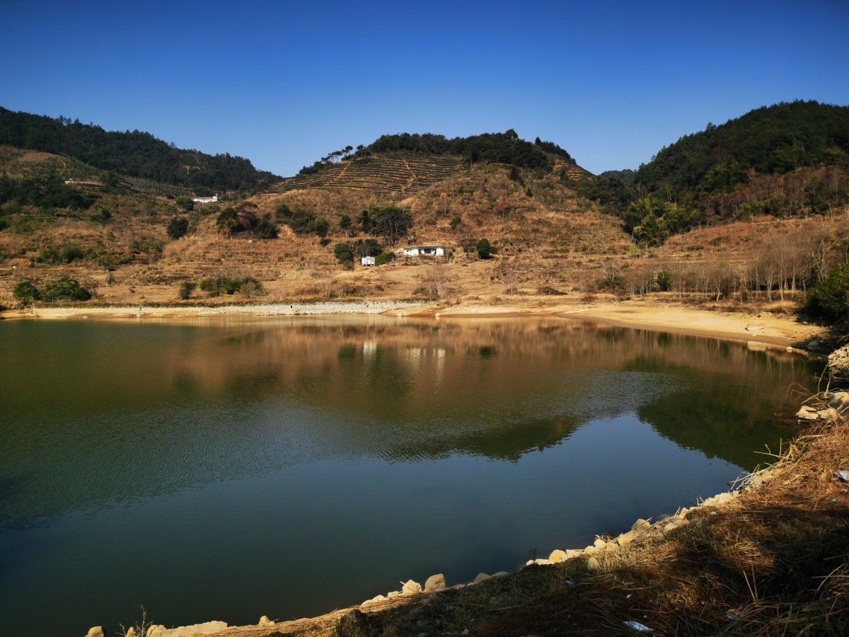 永春县石鼓镇山门水库正值枯水期晨光中展现着它秀丽的身姿