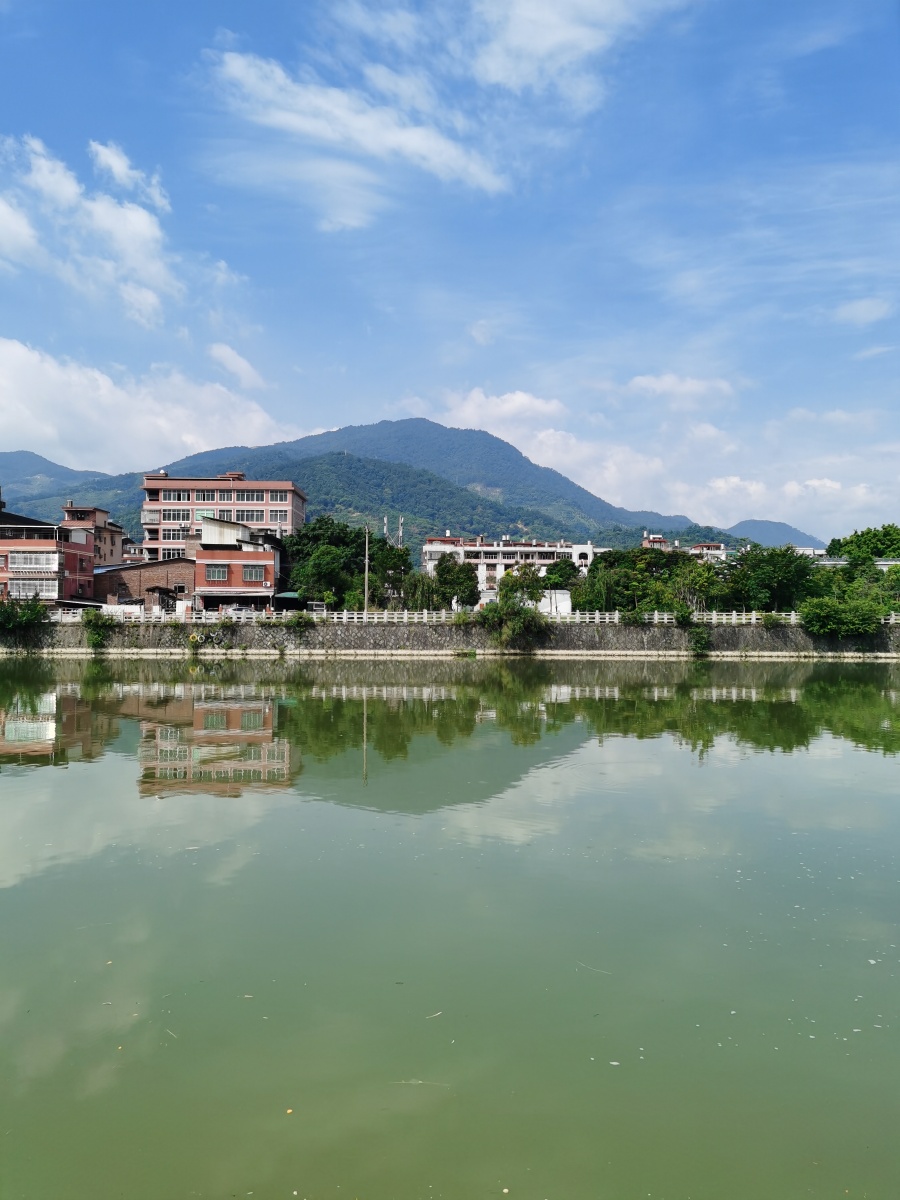 溪滨水岸蓝天白云夏情热映