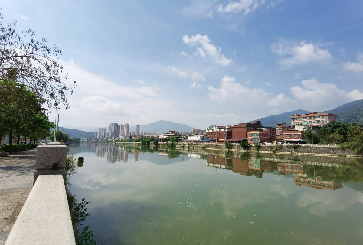 溪滨水岸蓝天白云夏情热映