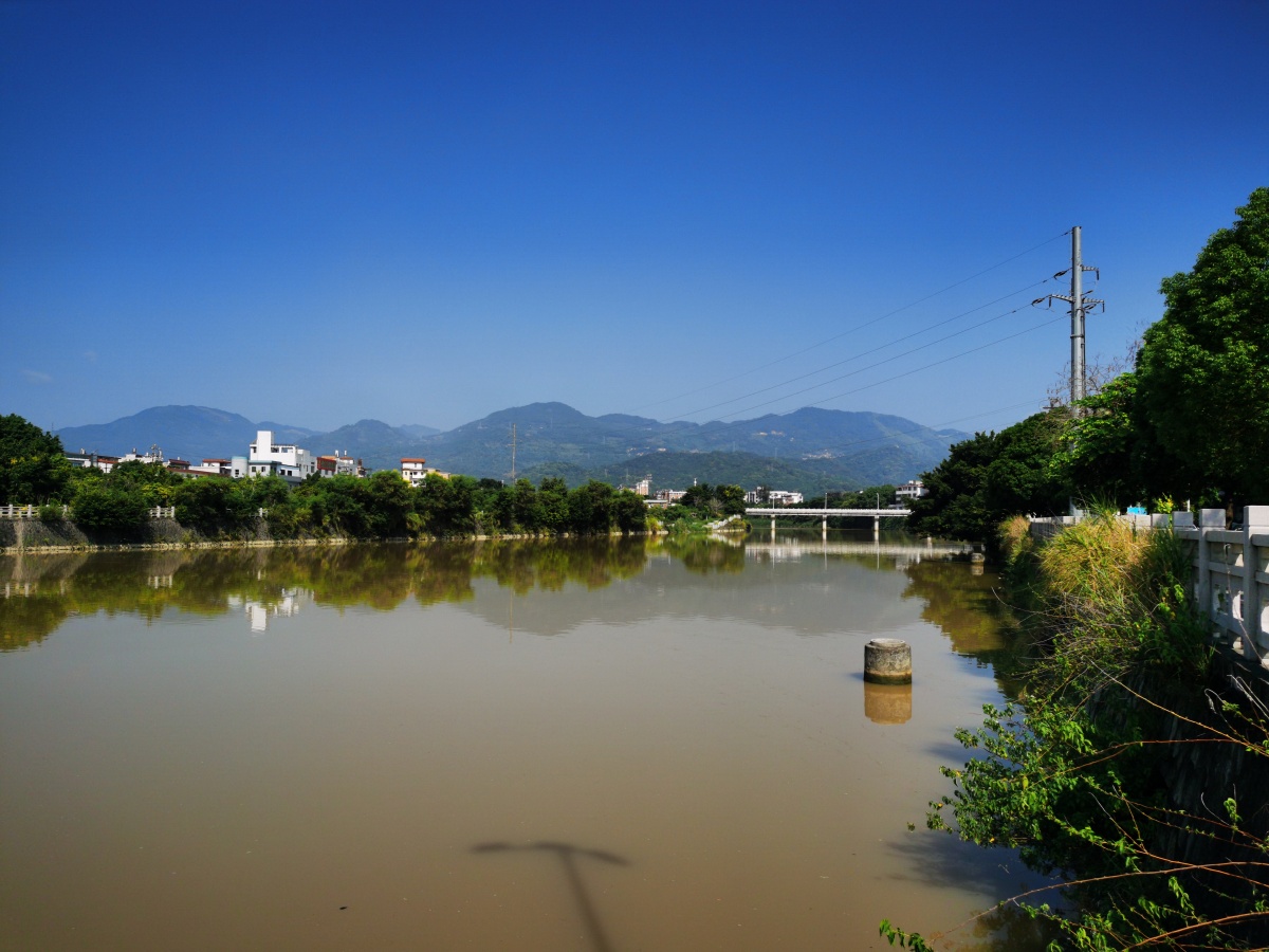 美在身边五里街溪滨水岸人工湖上段