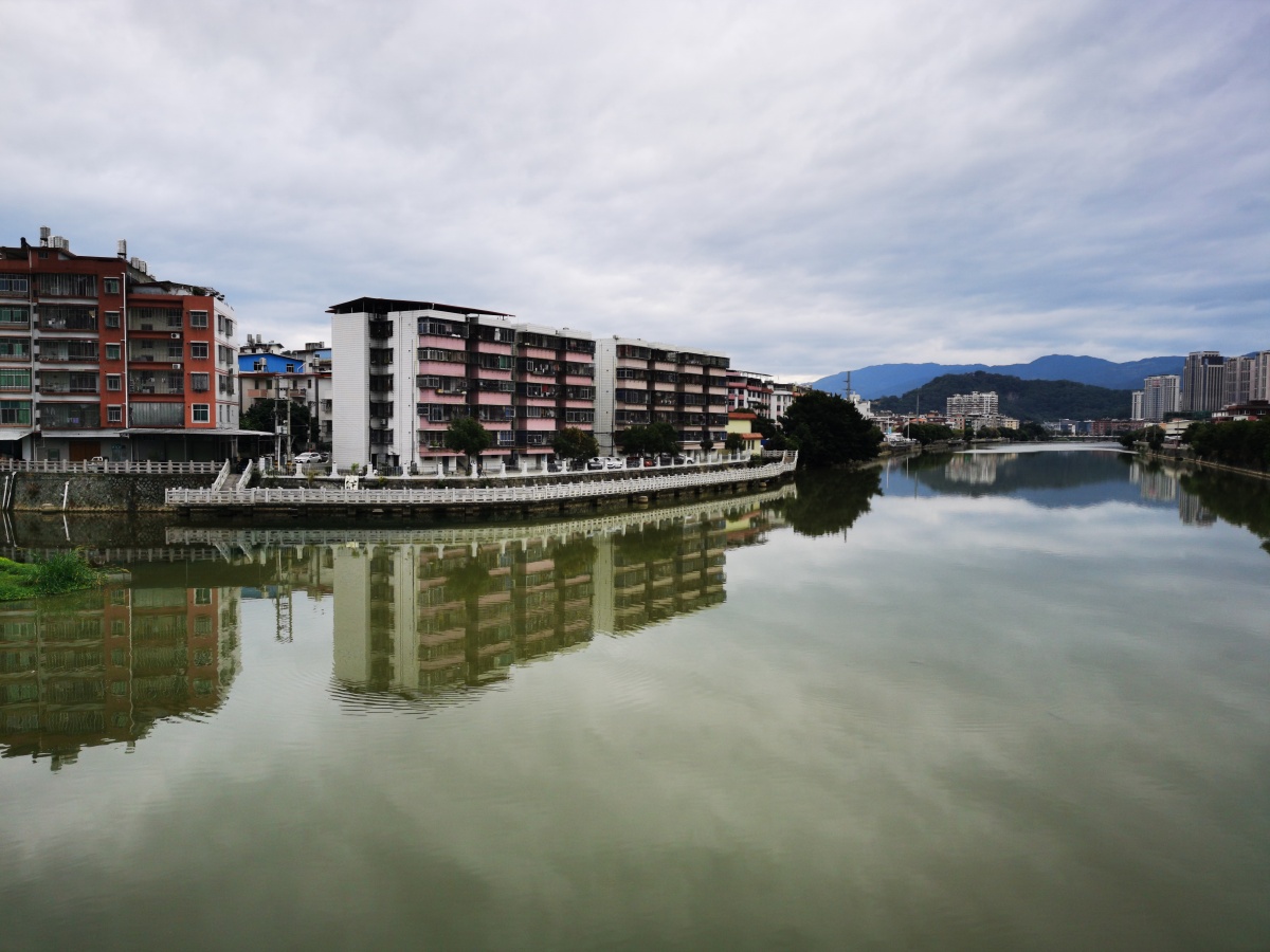 溪滨漫步永春县五里街镇与石鼓镇的湿地公园冬日里花草依旧芬芳特别是