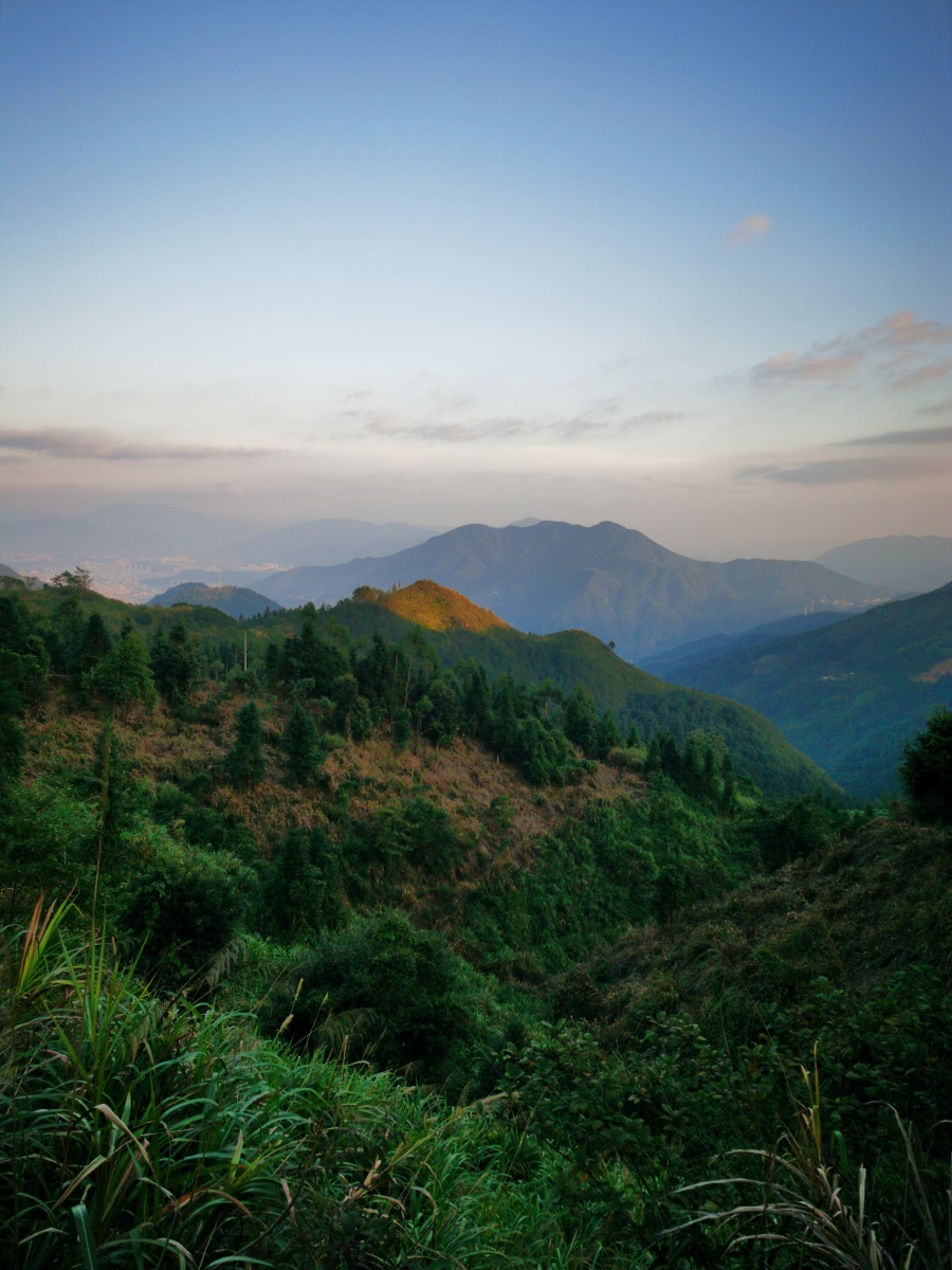 落日余晖照山尖