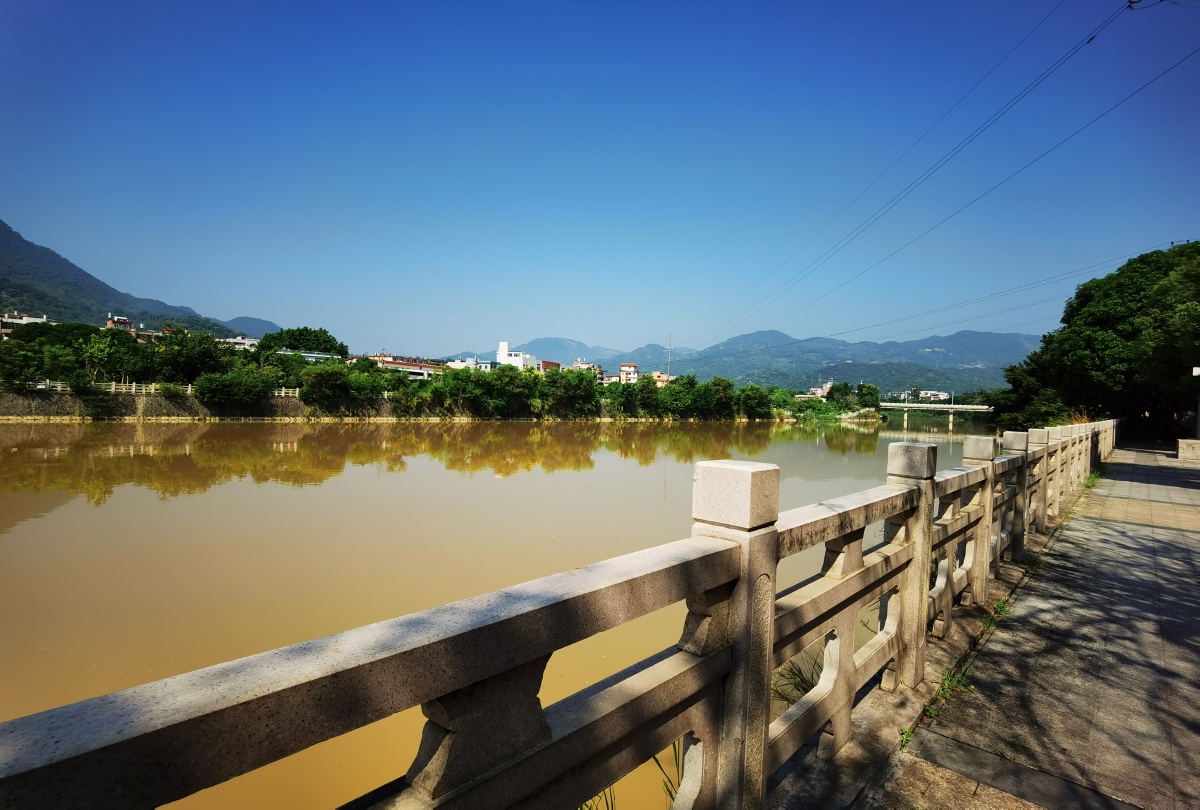 美在身边五里街溪滨水岸人工湖上段