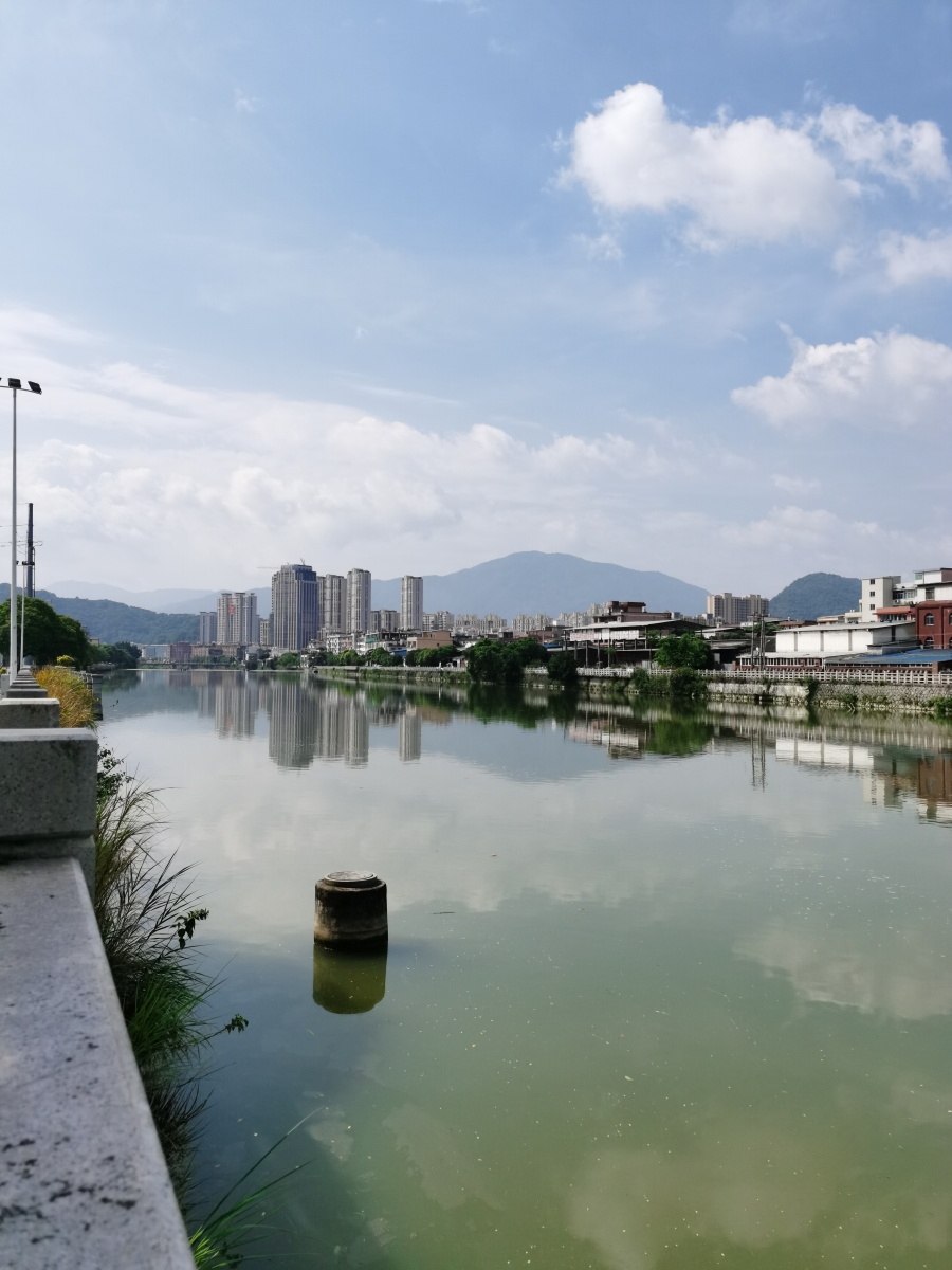 溪滨水岸蓝天白云夏情热映