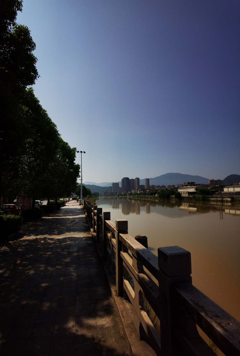 美在身边五里街溪滨水岸人工湖上段