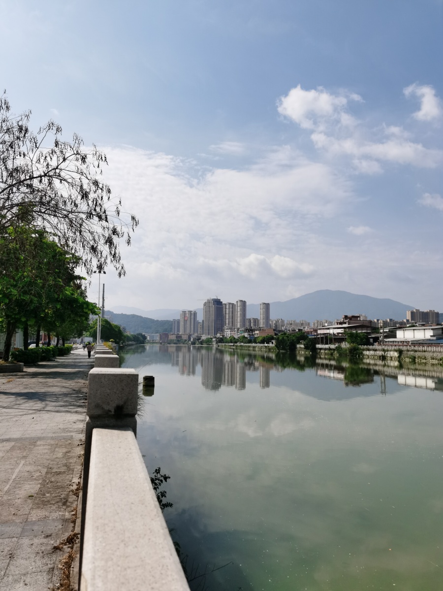 溪滨水岸蓝天白云夏情热映