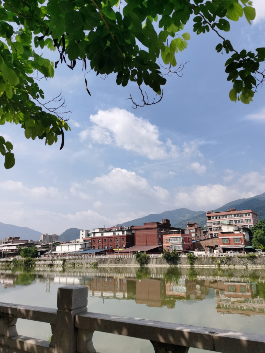 溪滨水岸蓝天白云夏情热映