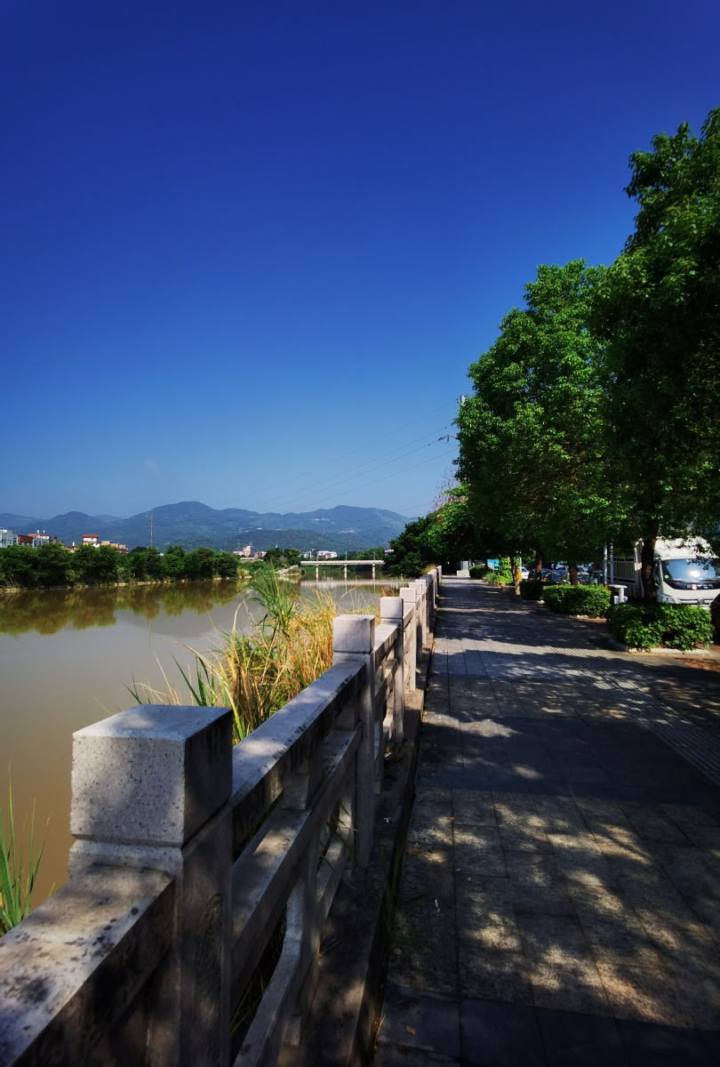 美在身边五里街溪滨水岸人工湖上段