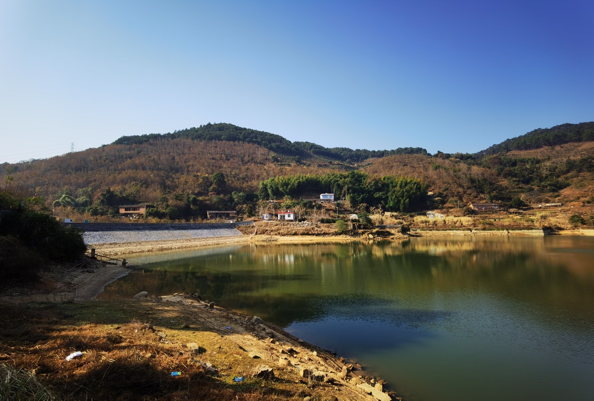 永春县石鼓镇山门水库正值枯水期晨光中展现着它秀丽的身姿