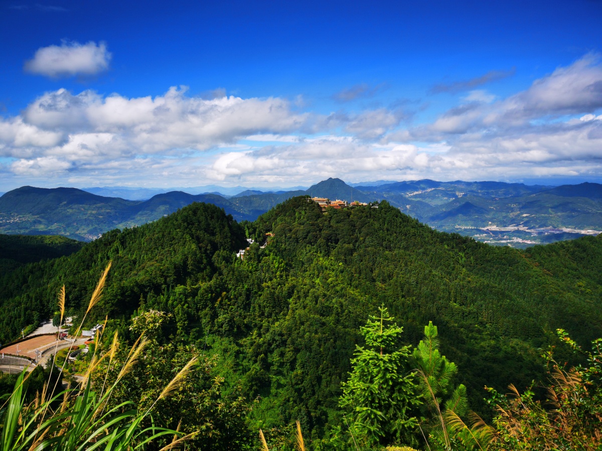 上山顶看山微风抚翠叠峦嶂白云朵朵任卷舒匆匆人生转眼过悠悠天地恒古