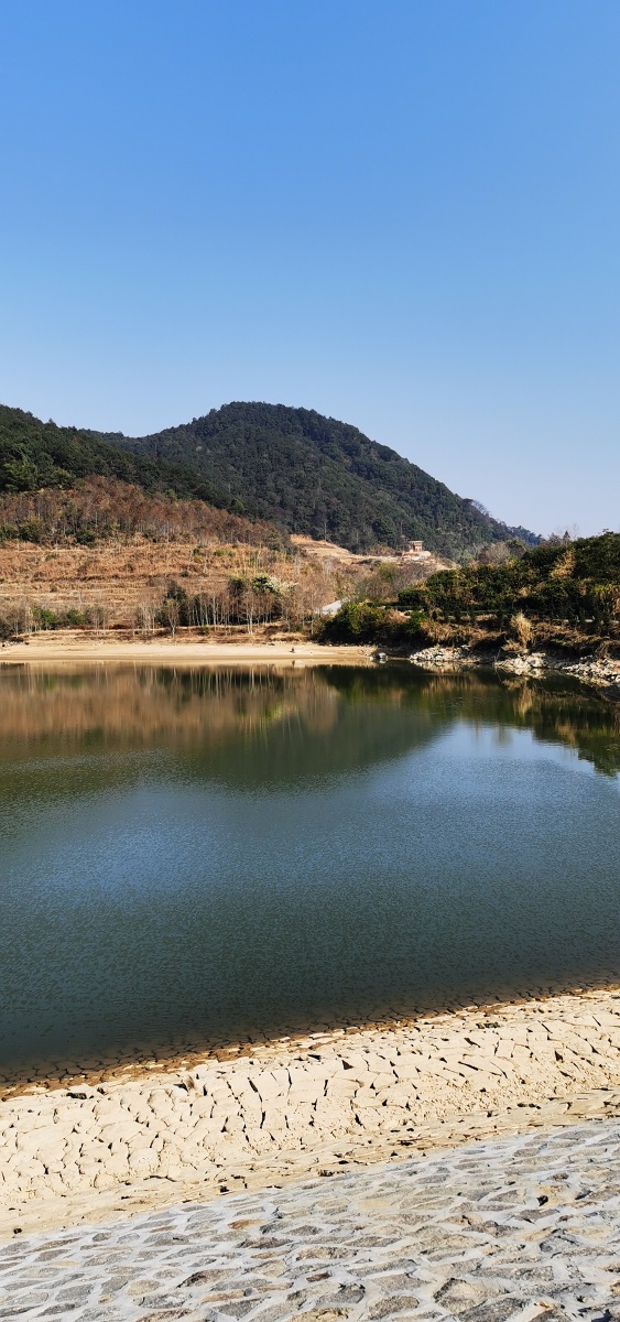 永春县石鼓镇山门水库正值枯水期晨光中展现着它秀丽的身姿