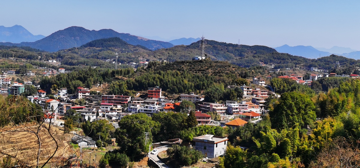 山上小镇遥看永春县仙夹镇与岵山镇的春天景象