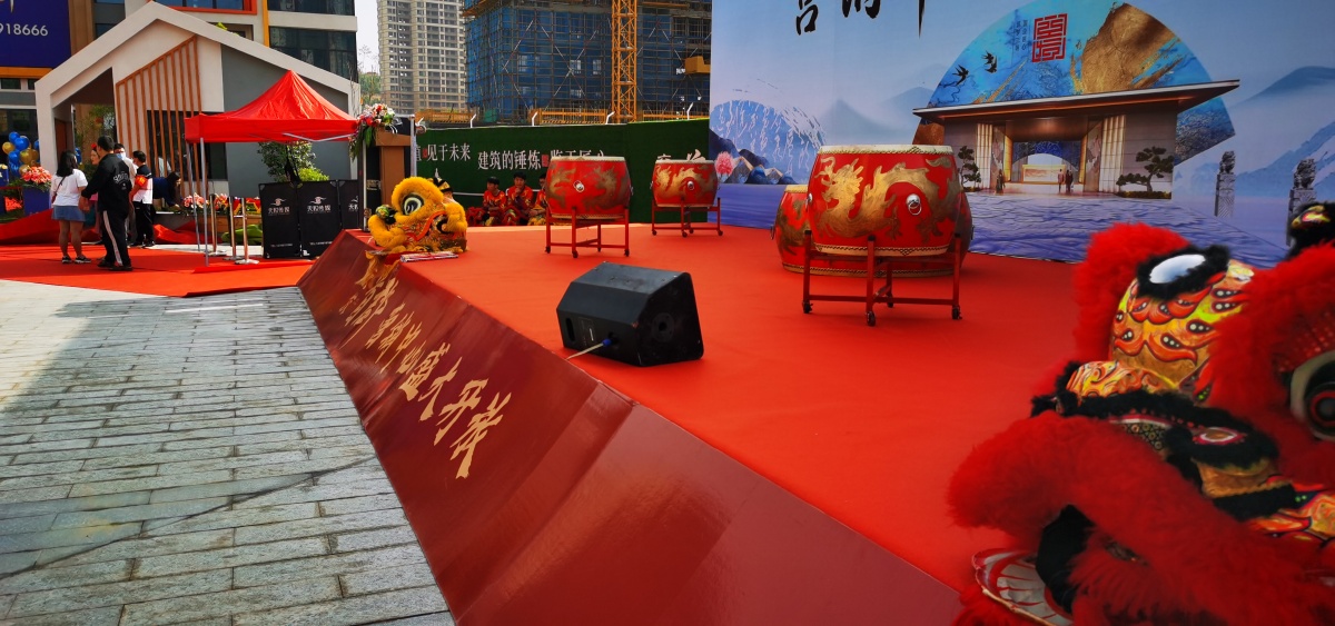 忙碌热闹喜庆的五一房地产开盘仪式庆典活动