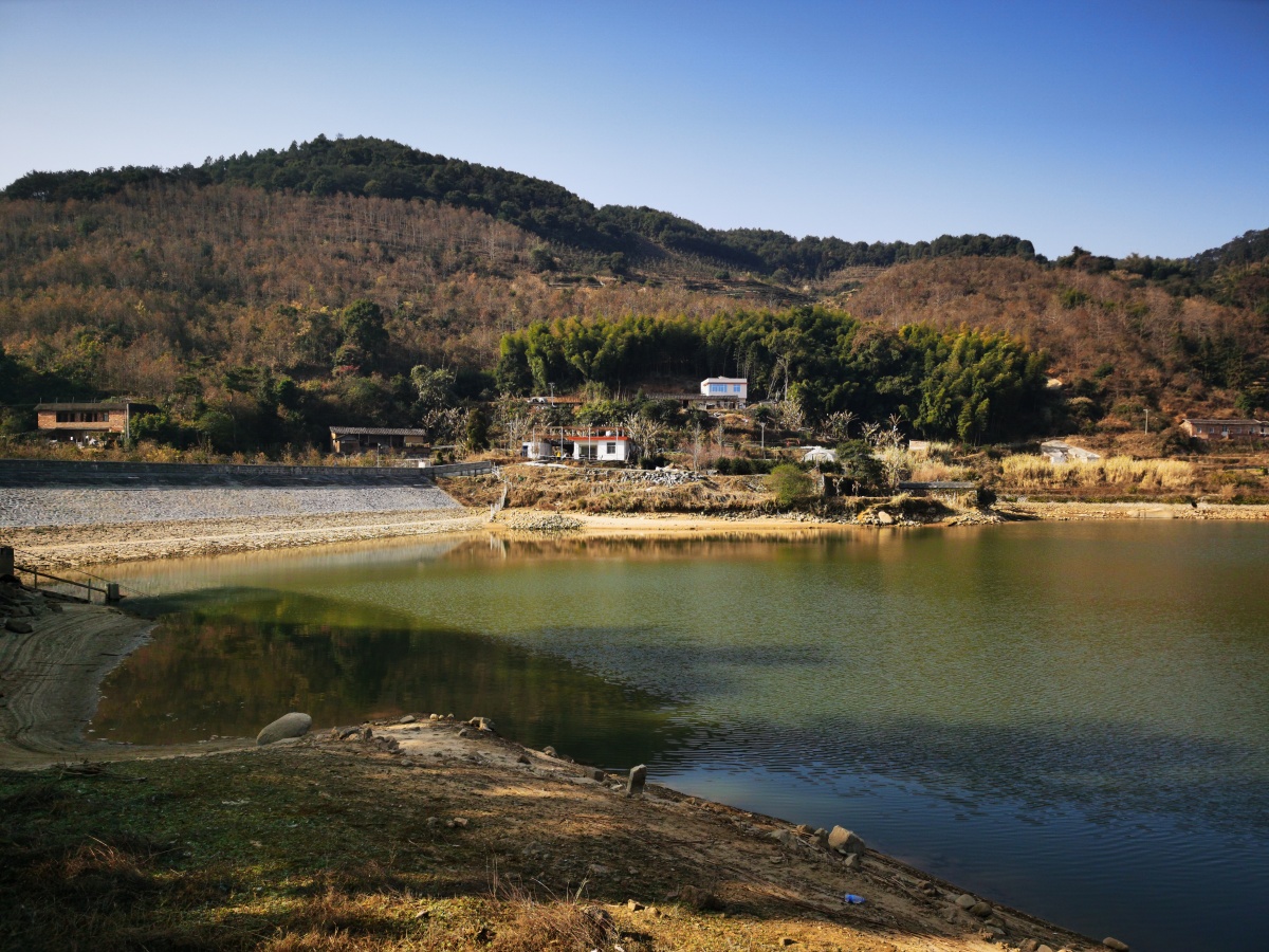 永春县石鼓镇山门水库正值枯水期晨光中展现着它秀丽的身姿