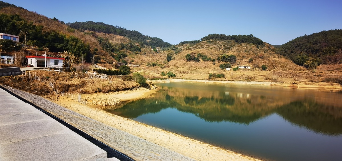 永春县石鼓镇山门水库正值枯水期晨光中展现着它秀丽的身姿