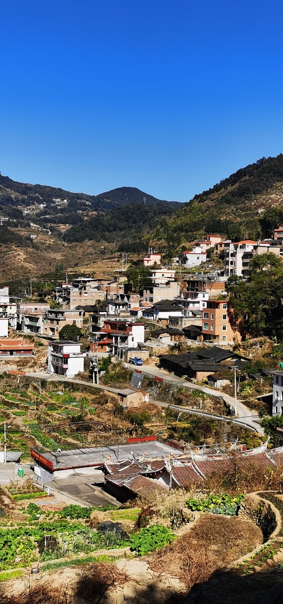 永春县山里的大卿村落与菜园丘陵地形