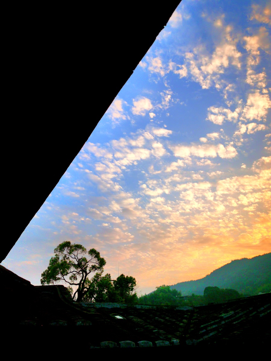 阴转多云傍晚的天空