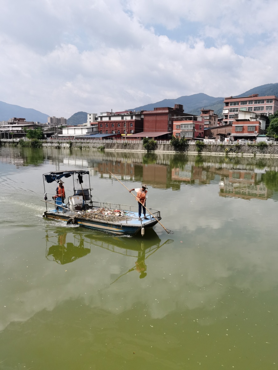 溪滨水岸蓝天白云夏情热映