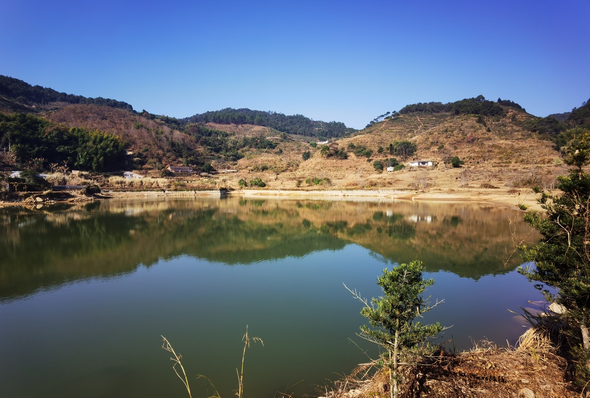 永春县石鼓镇山门水库正值枯水期晨光中展现着它秀丽的身姿