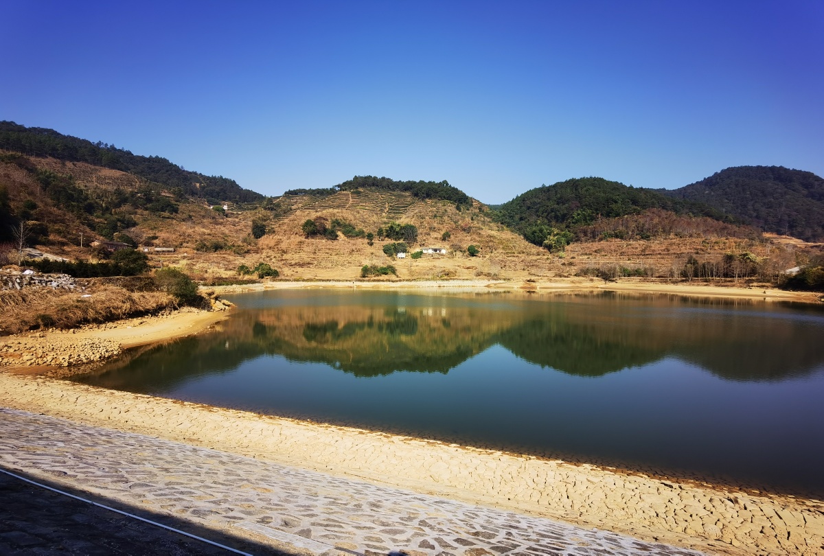 永春县石鼓镇山门水库正值枯水期晨光中展现着它秀丽的身姿