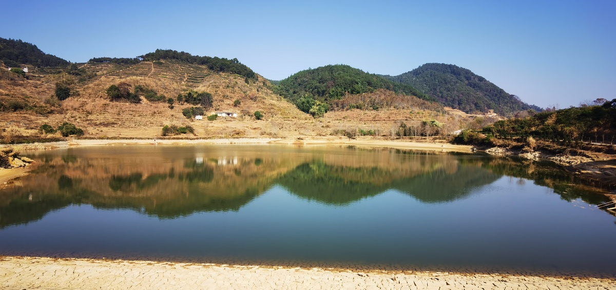 永春县石鼓镇山门水库正值枯水期晨光中展现着它秀丽的身姿