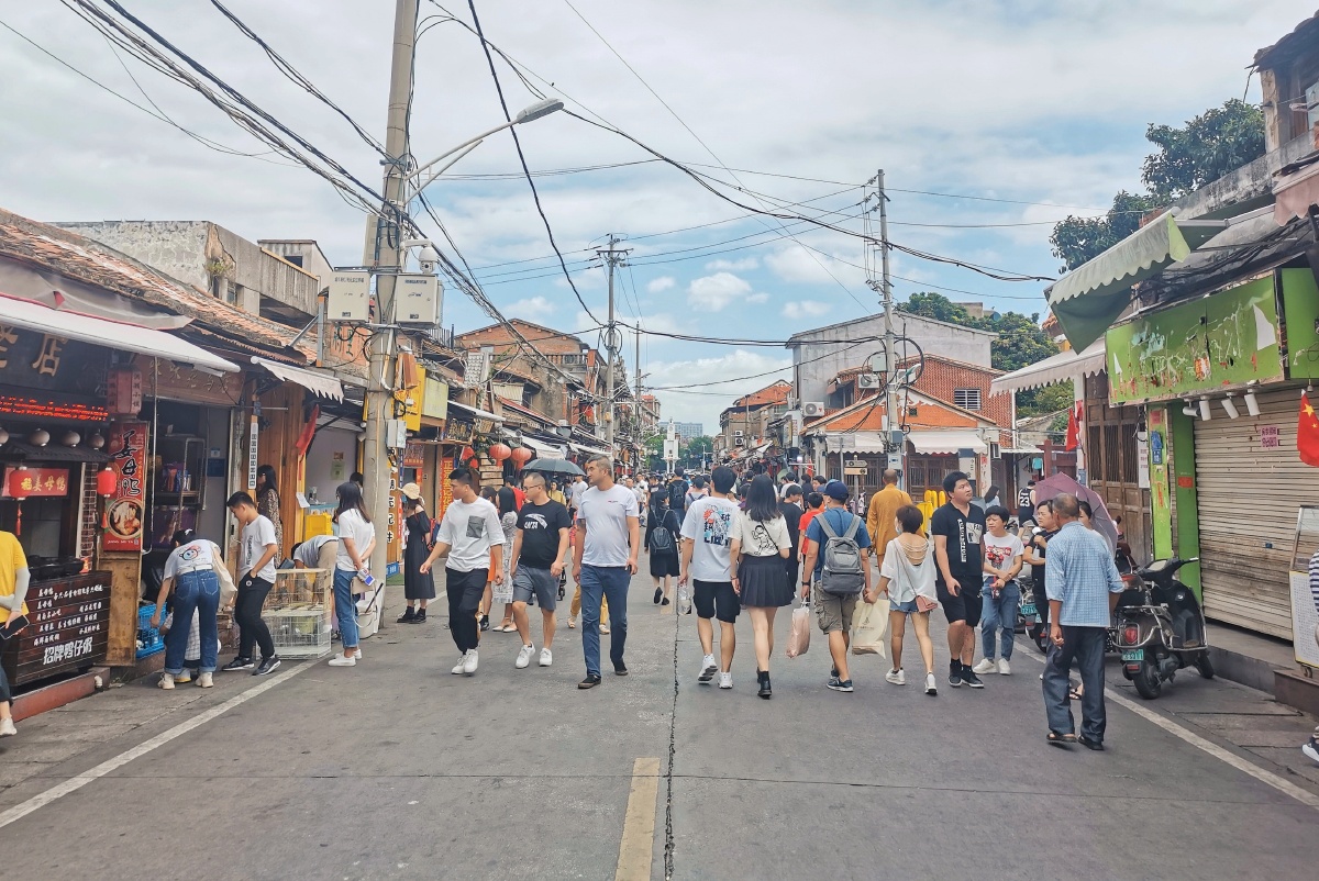 福建泉州西街宫崎骏蓝的天空和街道上来往的年轻路人有一种恍惚在日本