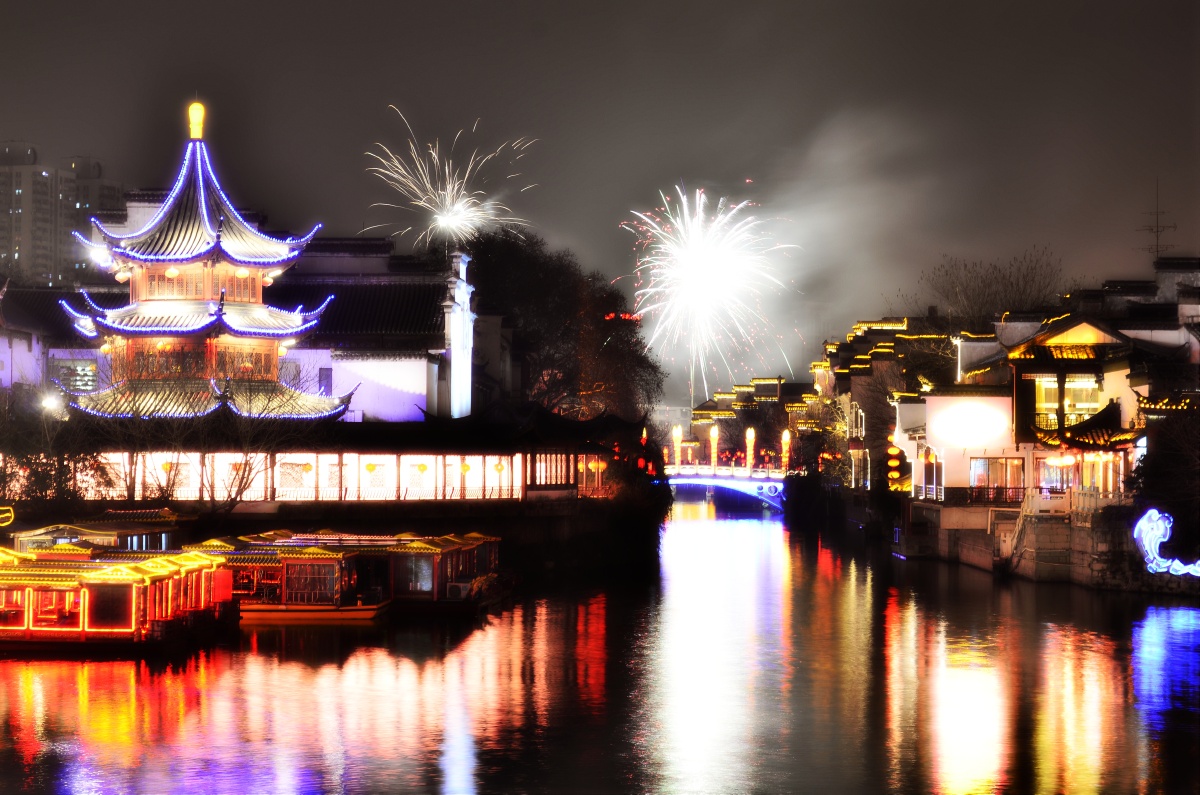 金陵南京夫子庙朱雀桥边野草花乌衣巷口夕阳斜旧时王谢堂前燕飞入寻常