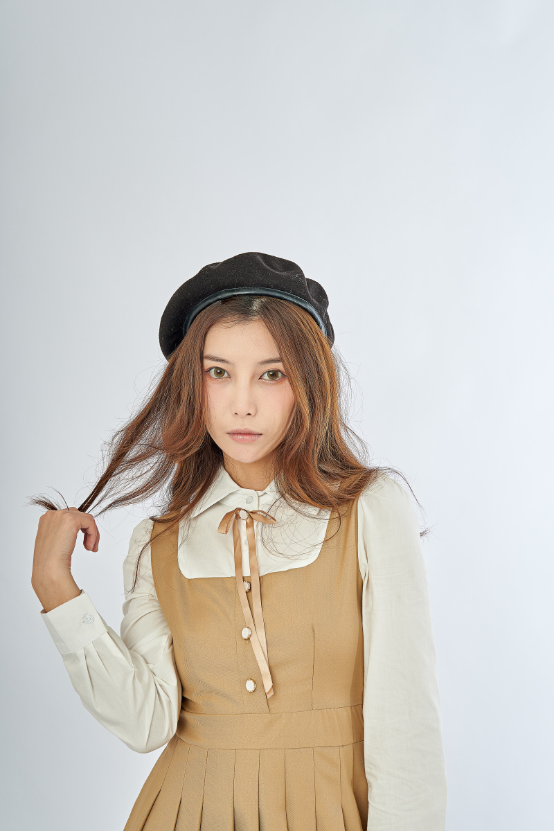 纯色背景摄影棚棚拍服装拍摄模特