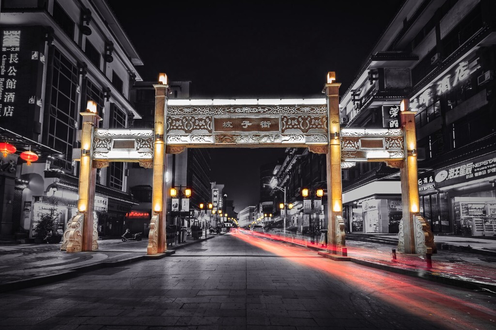 坡子街拥有一千二百年的历史，是长沙最热闹的街道之一，以传统小吃杂货戏曲表演出名。每当夜幕降临，各路吃货看官云集于此，把酒言欢好不快活。