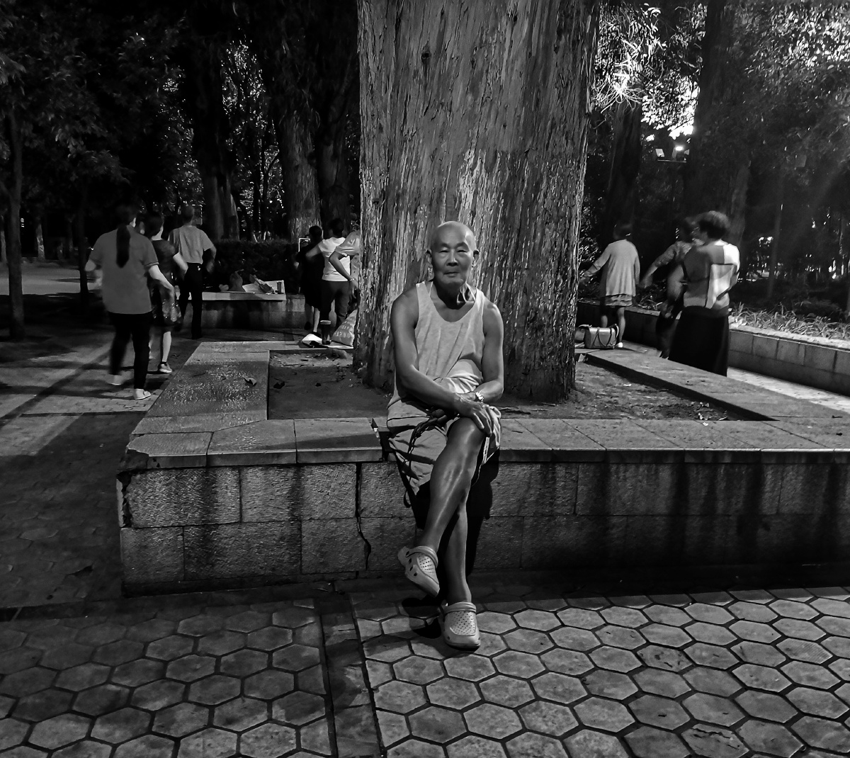 悠闲自得的老人