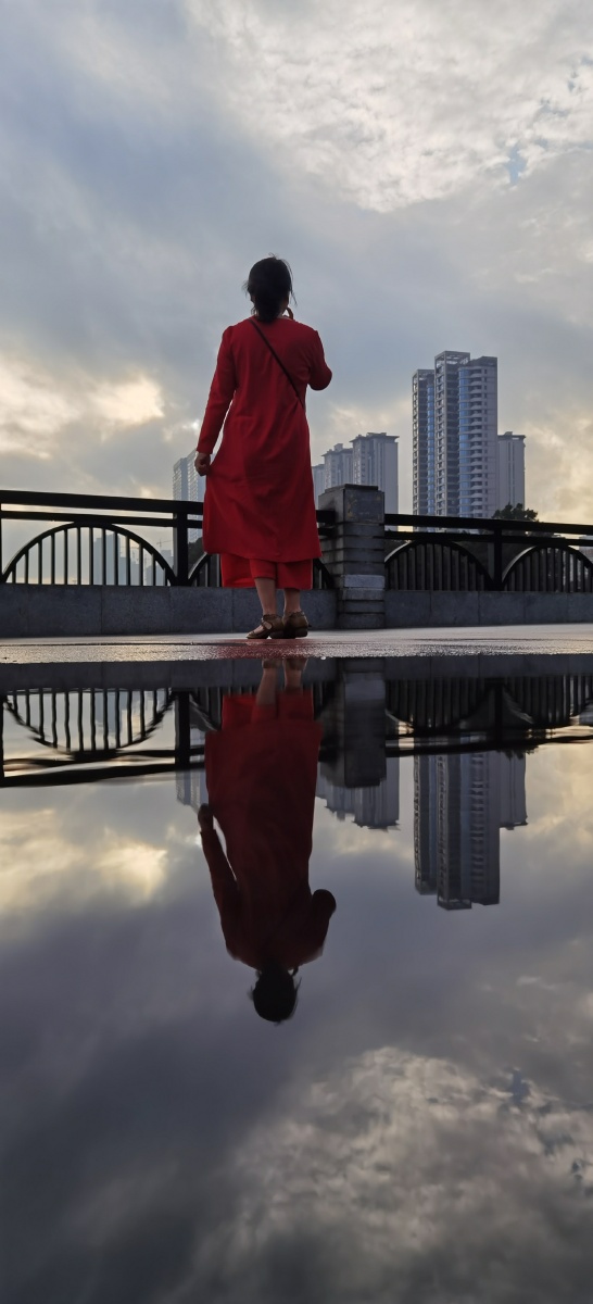 蓝天白云拍美女摄影师倒影摄于温州