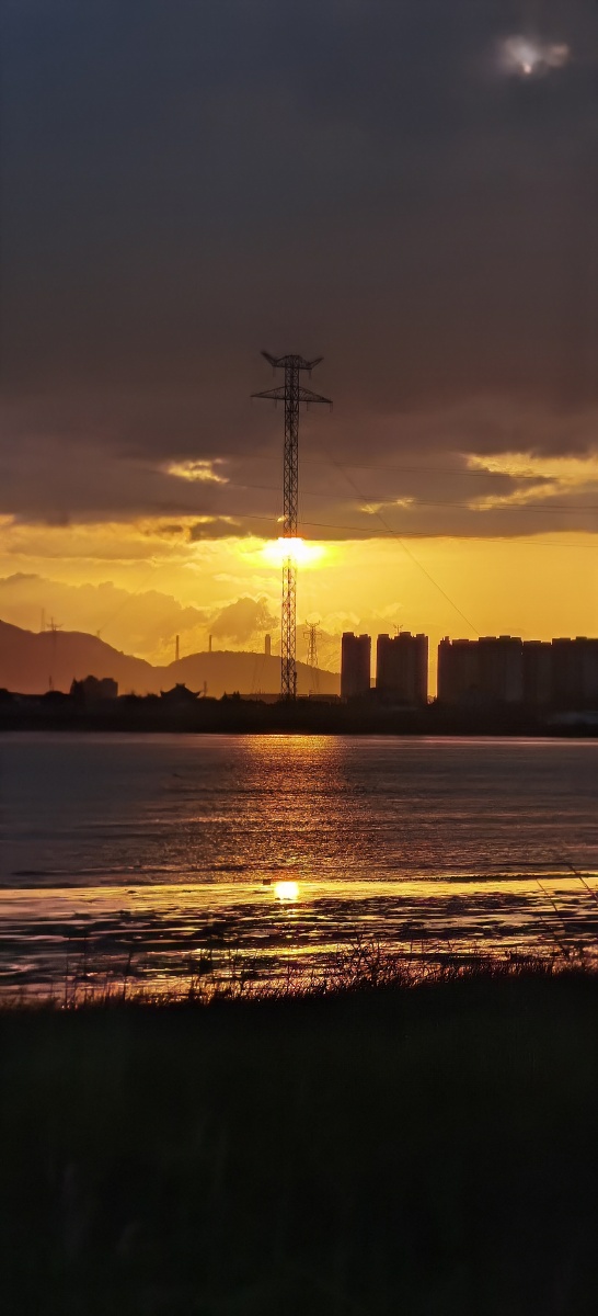 日出拍倒影摄于温州