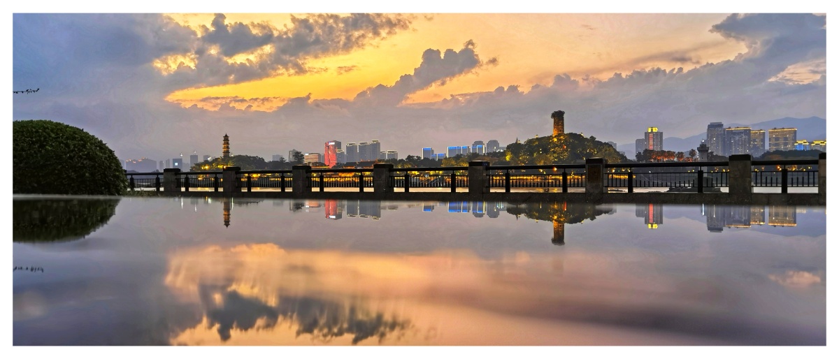 千年古航标夜景拍倒影摄于温州市鹿城区望江东路